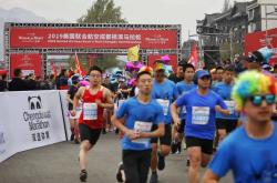 足球之乐，众人狂欢，燃情马拉松