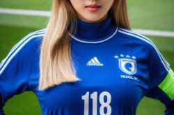 国际足球赛场上女运动员的飒爽英姿