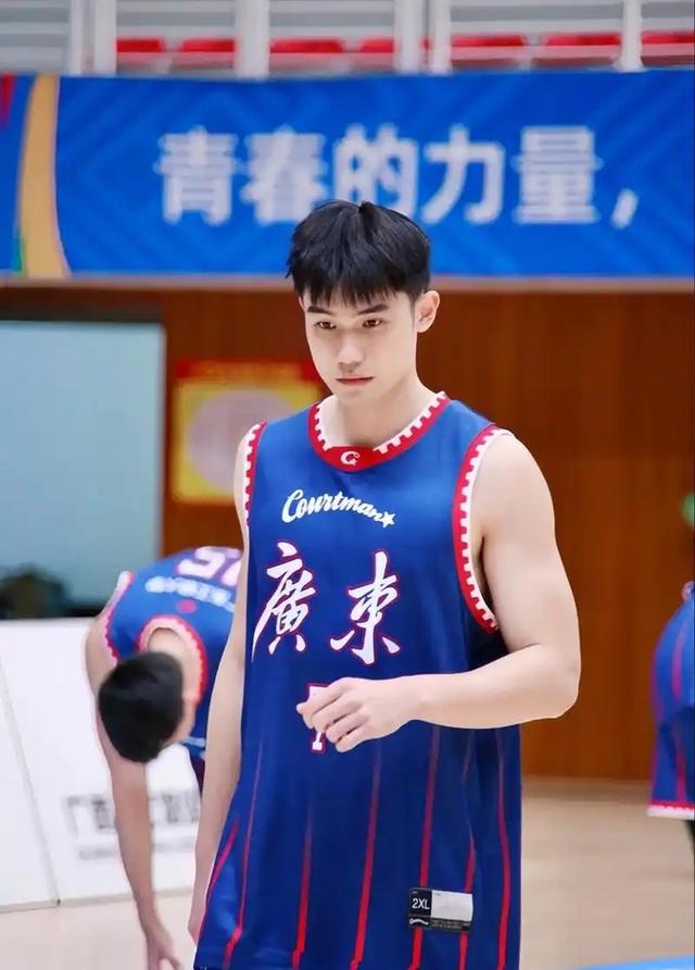 海南男篮防守表现欠佳，需加强训练