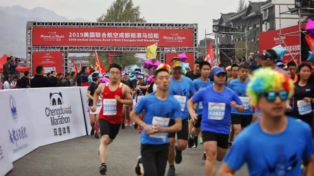 足球之乐，众人狂欢，燃情马拉松