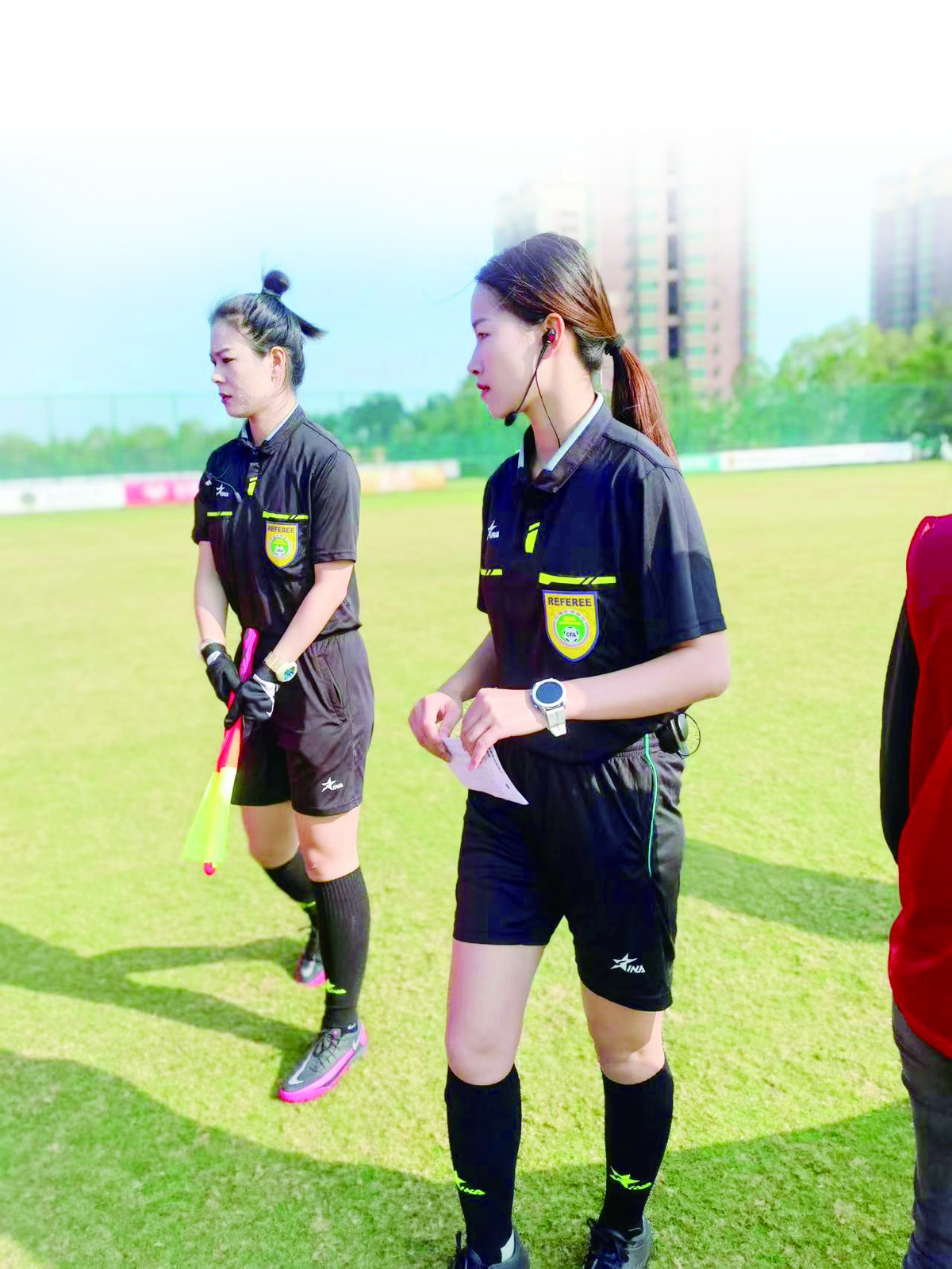 国际足球赛场上女运动员的飒爽英姿